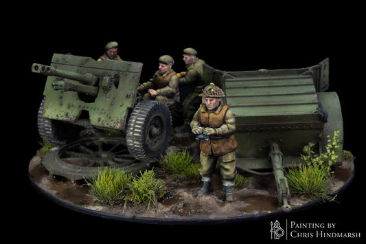 Vue arrière du Canadian 25pdr Light Artillery de RKX Miniatures montrant le canon de 25 livres et son équipage en résine 28 mm.