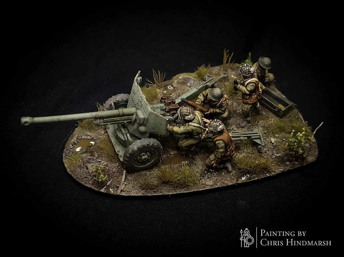 Vue arrière du Canadian 6pdr Anti-tank montrant l'équipage canadien servant le canon antichar de 6 livres en 28 mm.