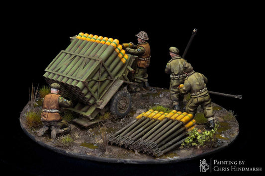 Vue arrière du Canadian Land Mattress de RKX Miniatures montrant le lance-roquettes multiple et son équipage en résine 28 mm.