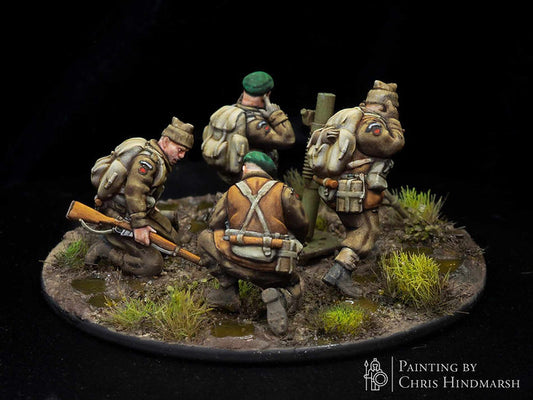 Vue arrière de l’équipe Commando 3" Mortar Team montrant les quatre commandos britanniques et leur mortier en 28 mm.