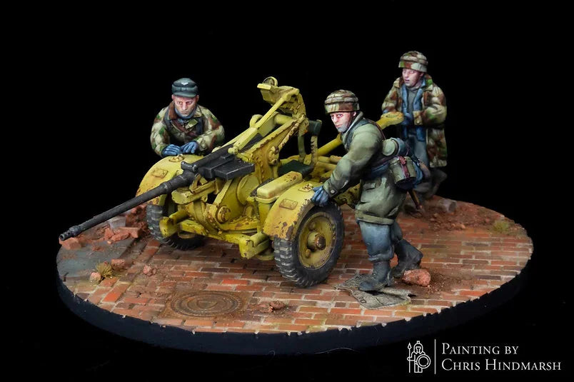 Détail d'un canon Flak 30 avec servants Fallschirmjäger en tenue de camouflage, figurine historique pour wargames Seconde Guerre mondiale, qualité impression 3D RKX Miniatures.
