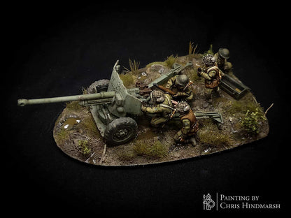 Vue arrière du Canadian 6pdr Anti-tank montrant l'équipage canadien servant le canon antichar de 6 livres en 28 mm.