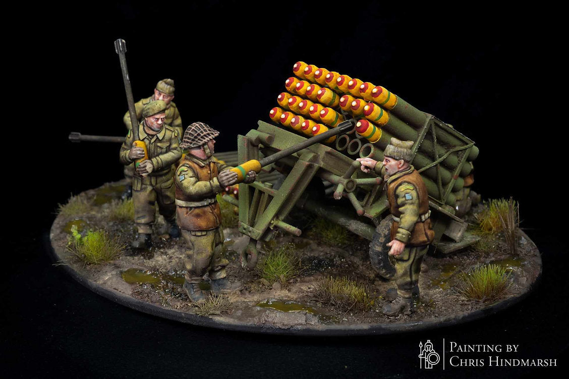 Canadian Land Mattress de RKX Miniatures avec son équipage préparant le chargement des roquettes en résine 28 mm.