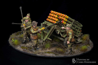 Canadian Land Mattress de RKX Miniatures avec son équipage préparant le chargement des roquettes en résine 28 mm.