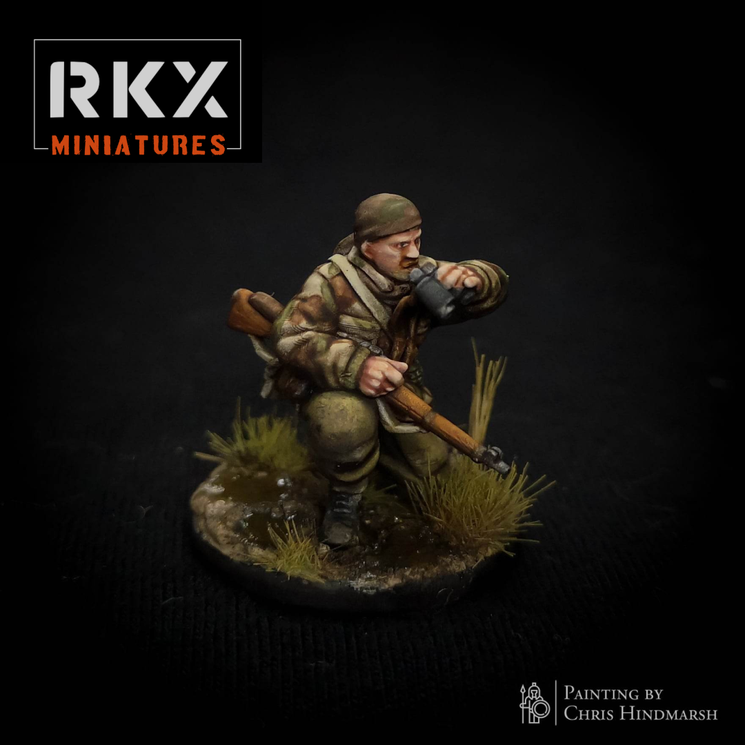 Figurine Canadian Sniper de RKX Miniatures représentant un tireur d'élite canadien en résine 28 mm compatible avec Bolt Action, Chain of Command, Battlegroup et autres jeux de figurines historiques.