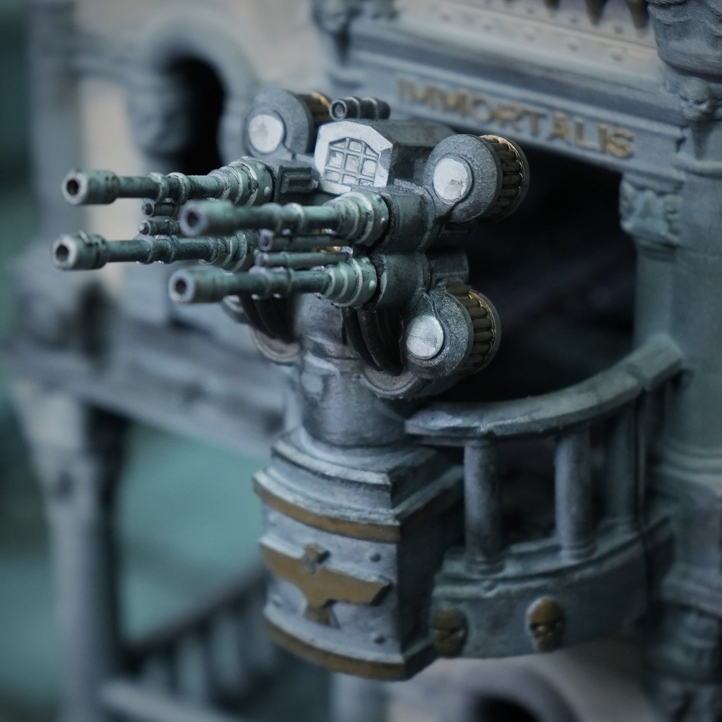 Autocanon Defence Cannon intégré à un bâtiment futuriste pour jeux de figurines 28 à 32 mm.