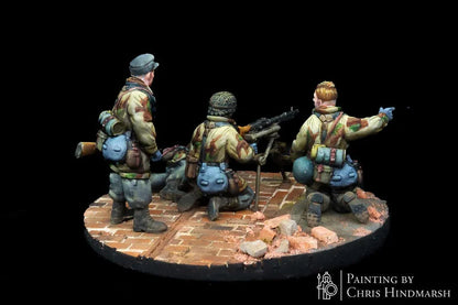Zoom sur la précision d'impression 3D d'une figurine de tireur MG34, détails des sacoches et du camouflage, modélisme militaire 1/56 pour Bolt Action.