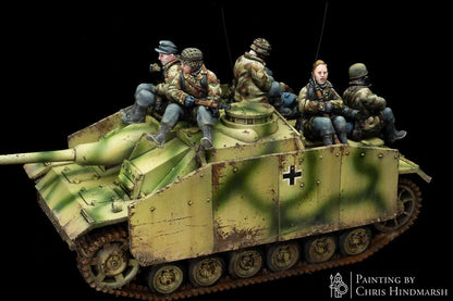 Détail de figurines de soldats parachutistes en position assise pour blindés, infanterie d'élite allemande haute résolution, modélisme militaire 1/56 RKX Miniatures.