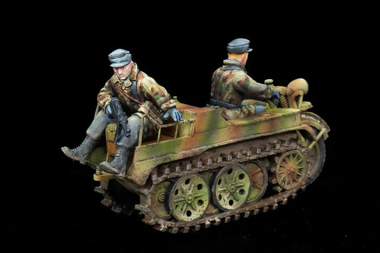 Détail de la mécanique et des chenilles d'un Kettenkrad miniature, véhicule de reconnaissance et de remorquage allemand, modélisme militaire haute précision pour wargames.