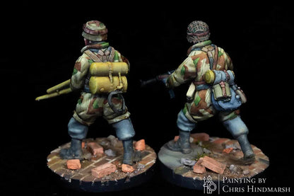 Détail de l'équipement Flammenwerfer 41 et du réservoir dorsal, figurine de soldat d'élite allemand haute résolution, modélisme militaire 1/56 RKX Miniatures.