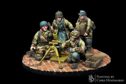 Détail du mortier allemand Granatwerfer 34 (8cm GrW 34) et de son chargeur, figurine historique haute résolution pour wargame, camouflage parachutiste RKX Miniatures.