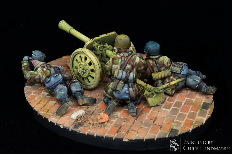 Détail du canon lance-roquettes Puppchen de 88mm avec servants Fallschirmjäger, figurine historique haute résolution pour wargame, camouflage parachutiste RKX Miniatures.