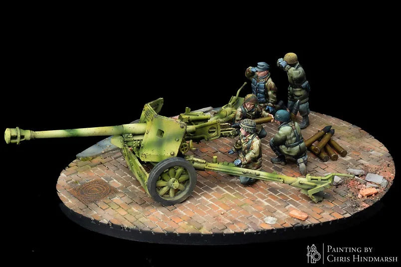 Servants de PaK 40 en action, figurines de soutien antichar pour Bolt Action et Chain of Command, détails des munitions de 75mm et du soclage urbain détaillé.