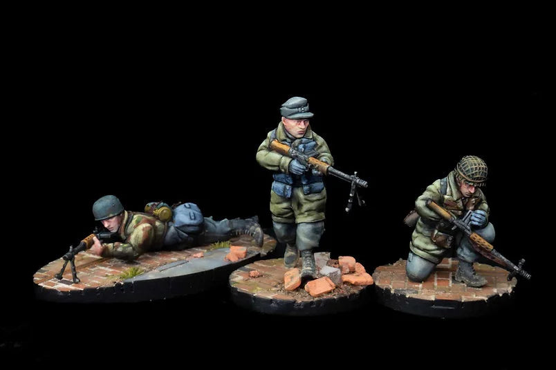 Détails des sacs à dos, gourdes et porte-chargeurs d'une unité Mixed Weapons Squad, figurines historiques finement peintes.