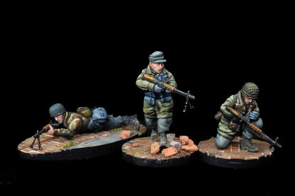 Détails des sacs à dos, gourdes et porte-chargeurs d'une unité Mixed Weapons Squad, figurines historiques finement peintes.