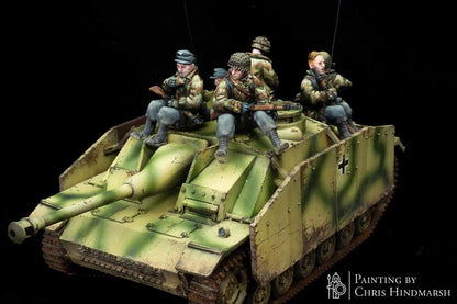 Mise en situation de Tank Riders Fallschirmjäger sur un char allemand, figurines de transport de troupes pour scénarios Bolt Action, détails du camouflage et de l'équipement.