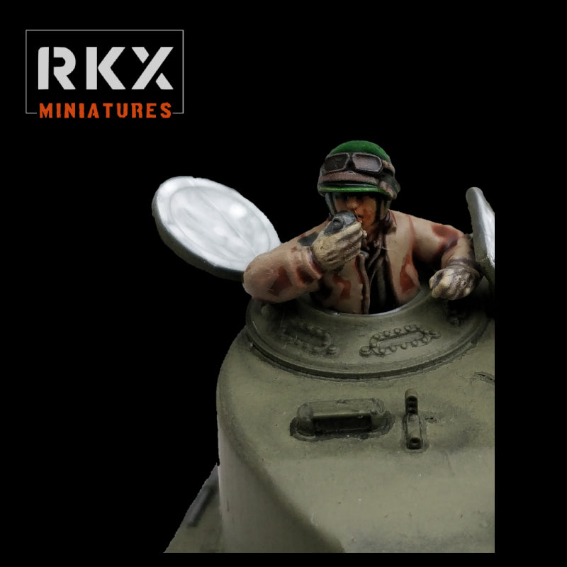 Chef de char US Army 28mm en résine en train de parler à la radio par RKX Miniatures.