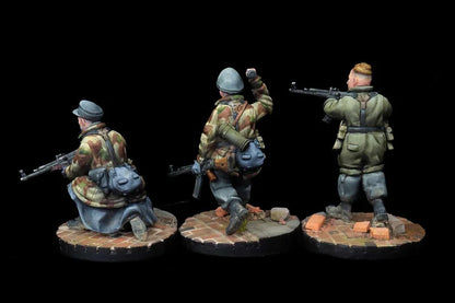 Soldats allemands armés de fusils Kar98k, détails de l'équipement et du camouflage automnal, modélisme militaire 1/56 RKX Miniatures.