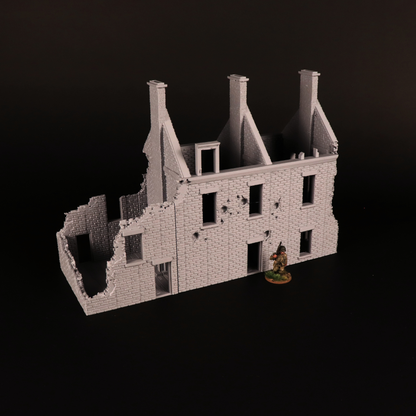 Façade endommagée de la Large Ruined House avec impacts de combat pour wargame WW2