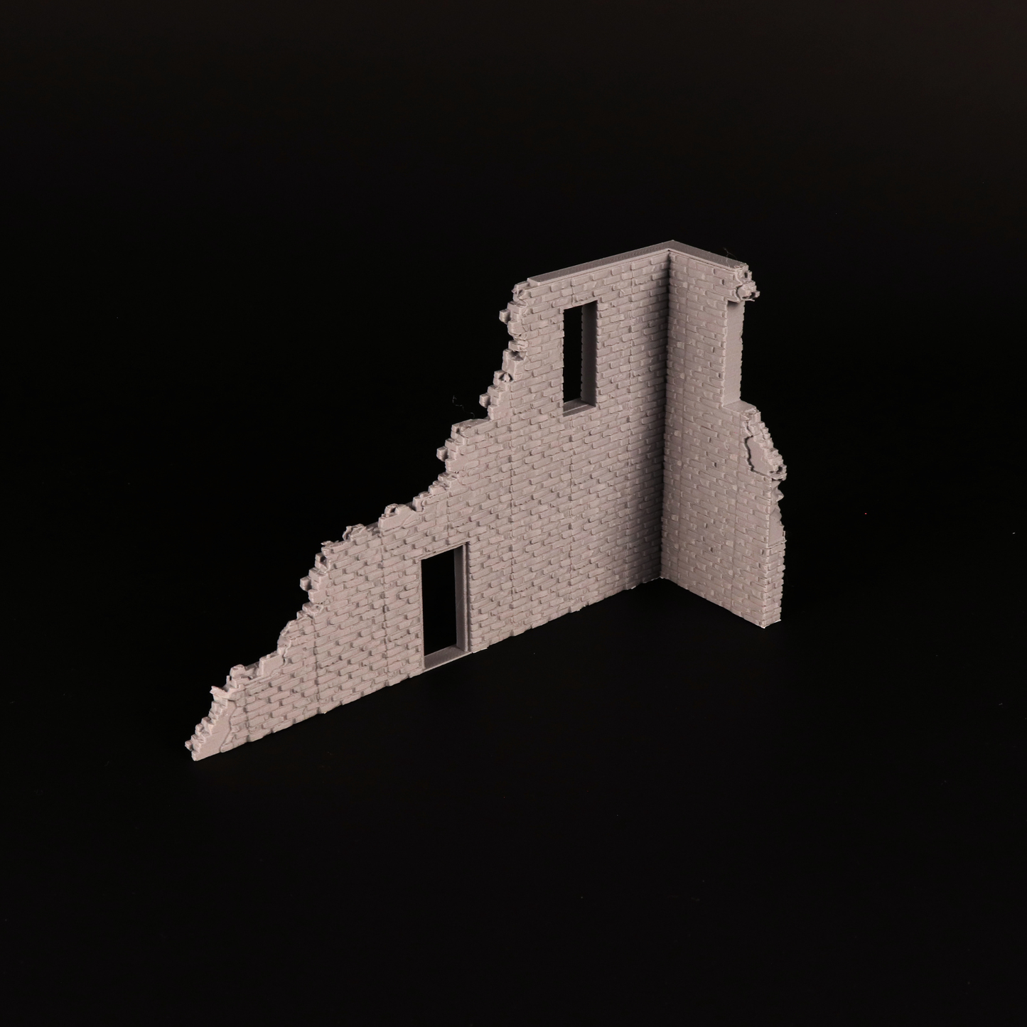 Section de mur en ruines avec ouvertures pour décor Bolt Action en 28 mm