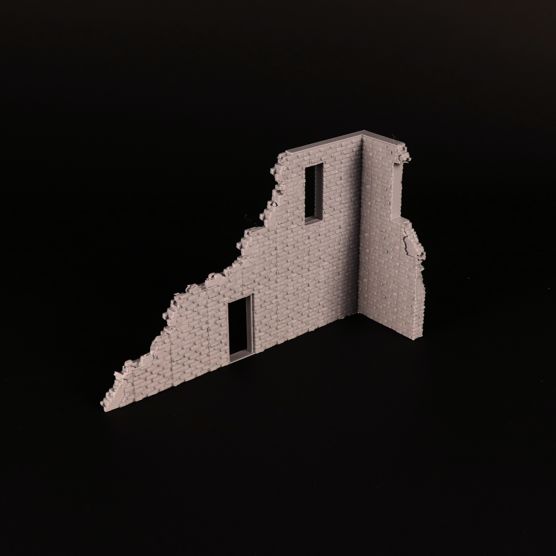 Section de mur en ruines avec ouvertures pour décor Bolt Action en 28 mm