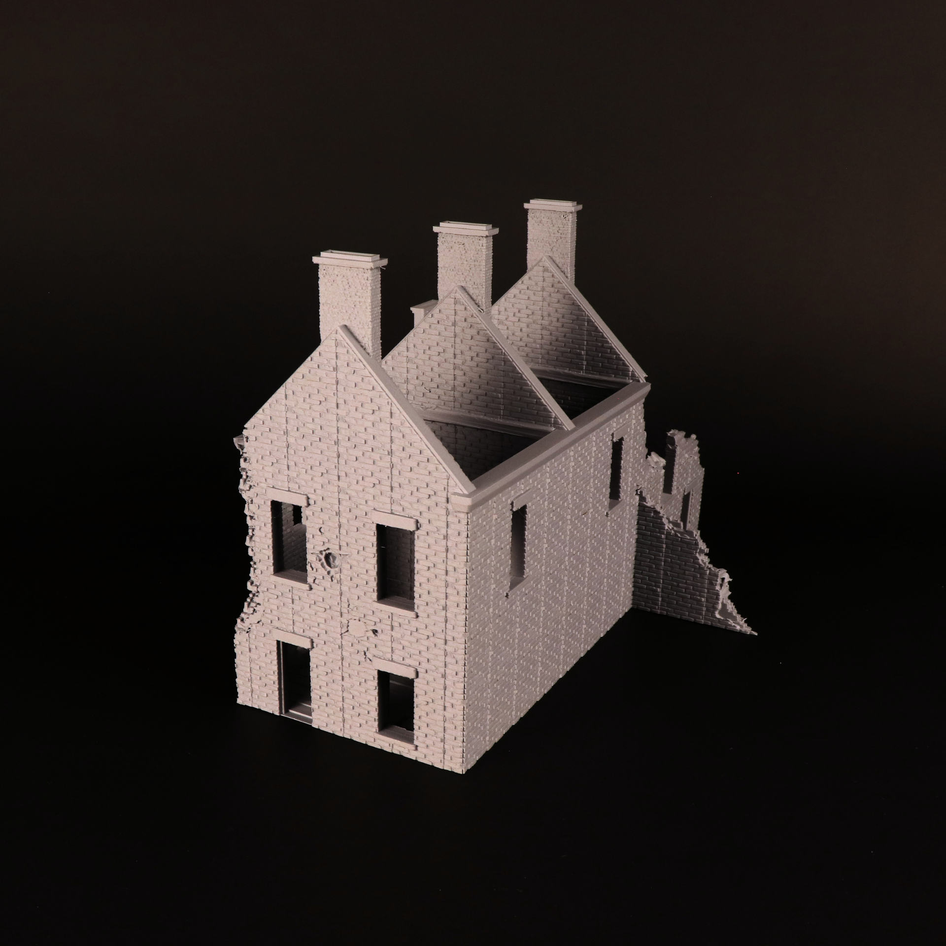 Vue arrière de la Large Ruined House, grande maison détruite pour village WW2 en 28 mm