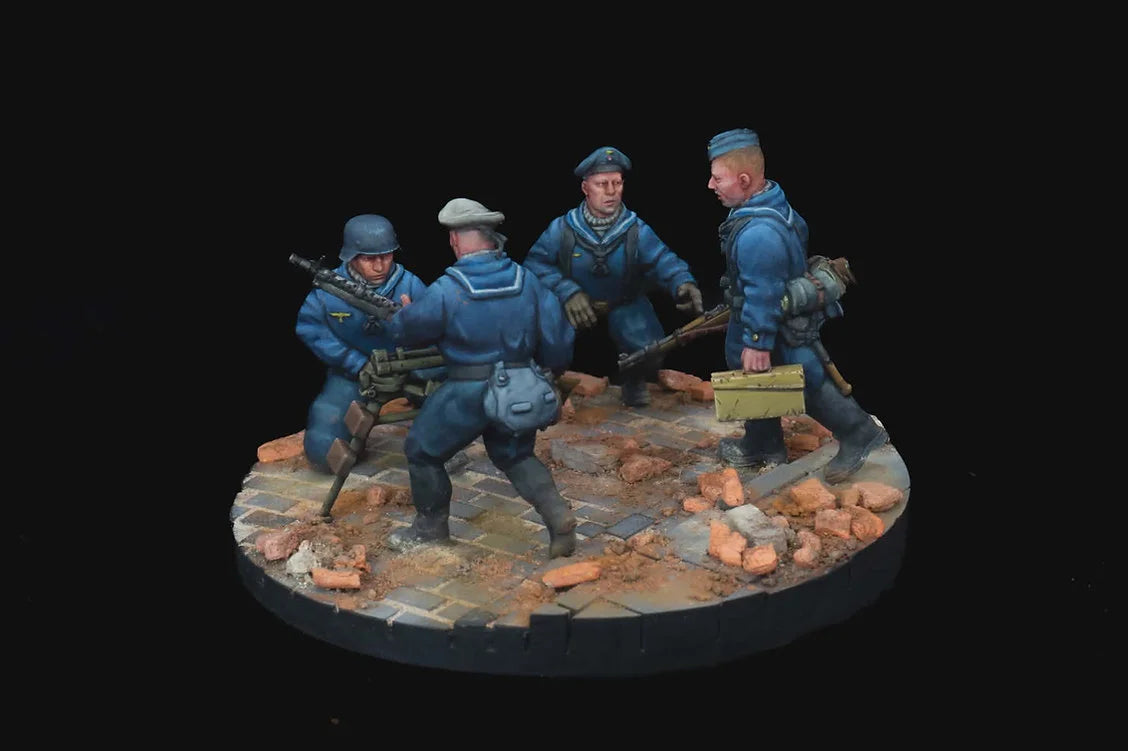 Figurines de marins allemands servant une mitrailleuse lourde sur trépied, échelle 28mm.