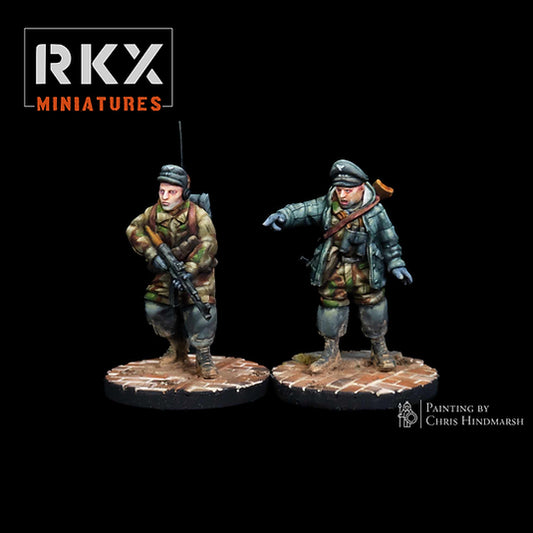 Figurines de commandement RKX Miniatures incluant un officier et un opérateur radio allemand, peintes par Chris Hindmarsh