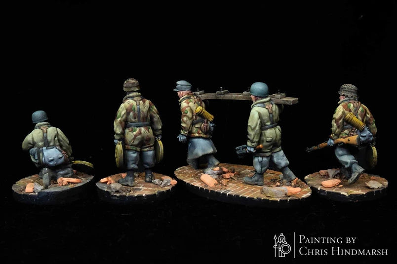 Figurines de combat du génie Fallschirmjäger avec cisailles et outils de pionnier, unité spécialisée pour scénarios de siège Bolt Action, détails du camouflage et de l'équipement.