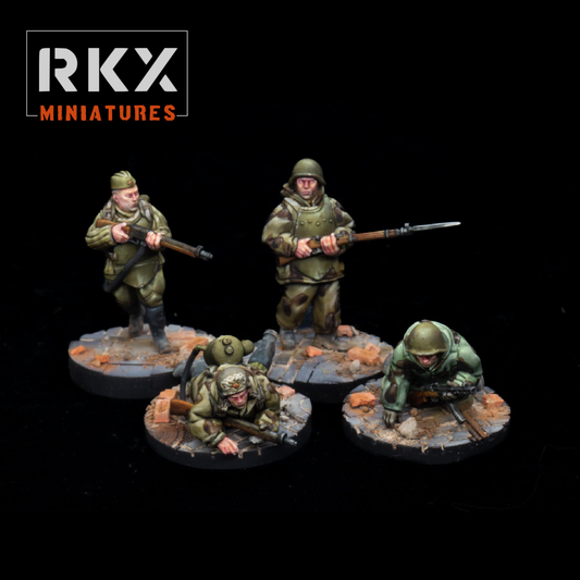 Équipe Soviet Engineer Flamethrowers de RKX Miniatures composée de quatre sapeurs soviétiques en résine 28 mm équipés de lance-flammes pour jeux de figurines historiques.