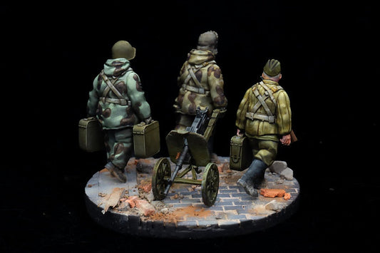 Équipe Soviet Engineer SG43 Deploying de RKX Miniatures composée de trois sapeurs soviétiques transportant une mitrailleuse SG-43 en résine 28 mm.