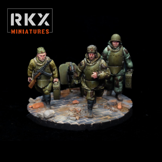 Équipe Soviet Engineer SG43 Deploying de RKX Miniatures composée de trois sapeurs soviétiques transportant une mitrailleuse SG-43 en résine 28 mm.