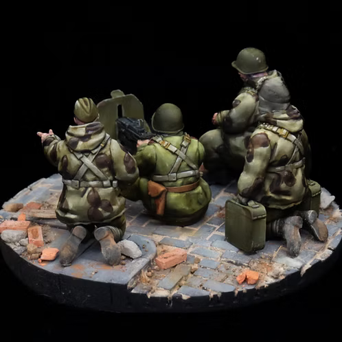 Soviet Engineer SG43 Team de RKX Miniatures composée de quatre sapeurs soviétiques servant une mitrailleuse lourde SG-43 en résine 28 mm pour jeux de figurines historiques.