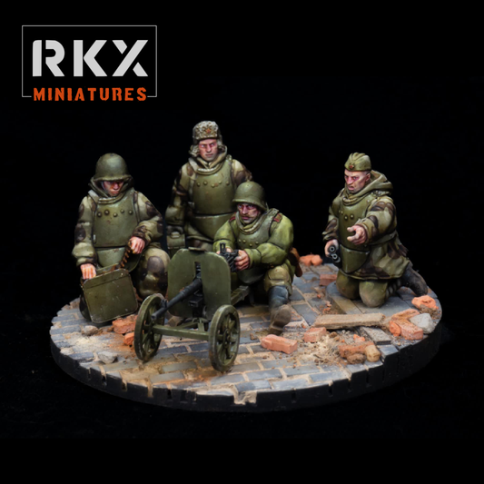 Soviet Engineer SG43 Team de RKX Miniatures composée de quatre sapeurs soviétiques servant une mitrailleuse lourde SG-43 en résine 28 mm pour jeux de figurines historiques.
