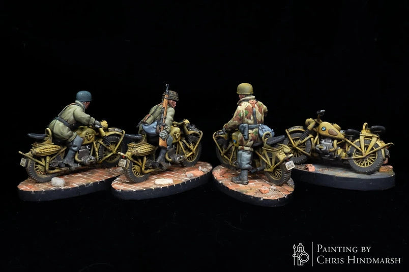 Escouade de motos BMW R75 Fallschirmjäger en mission de reconnaissance, figurines de véhicules légers pour scénarios Bolt Action, détails du moteur et de l'équipement de campagne.