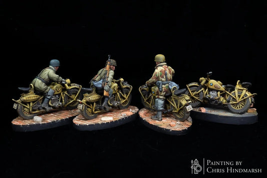 Escouade de motos BMW R75 Fallschirmjäger en mission de reconnaissance, figurines de véhicules légers pour scénarios Bolt Action, détails du moteur et de l'équipement de campagne.