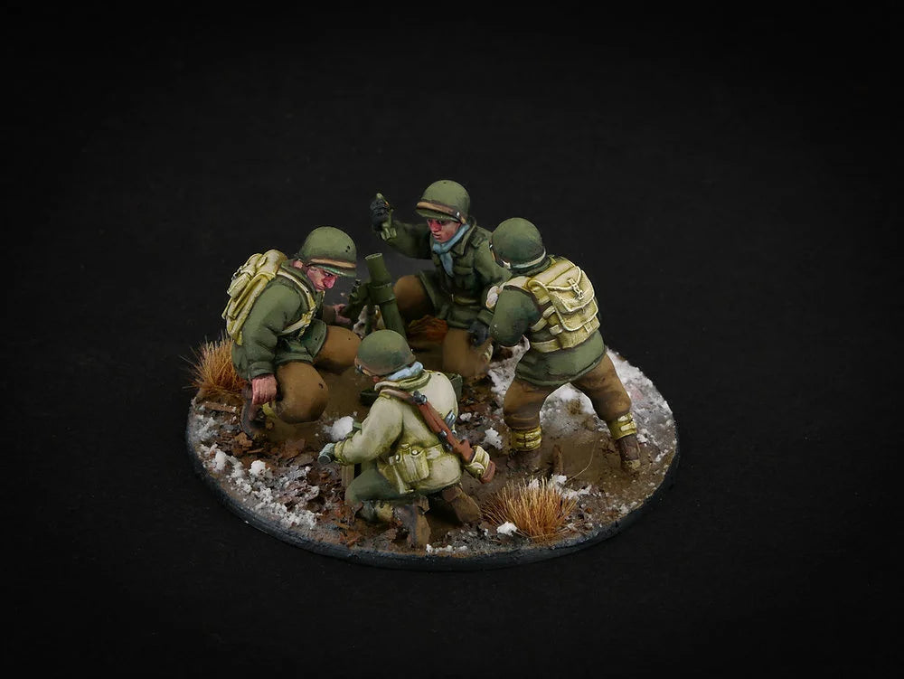 Servant chargeant un obus dans le mortier de 60mm US Army d'hiver, figurine en résine 28mm.