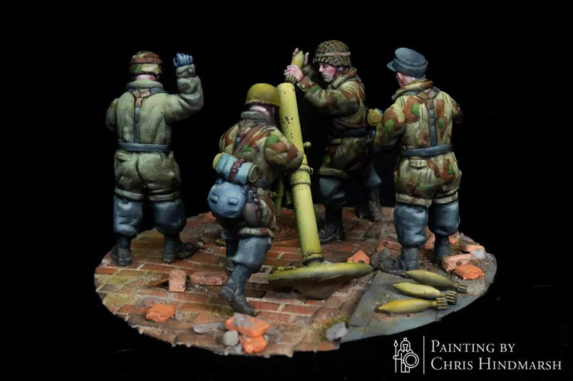 Vue arrière des servants de mortier 120mm Fallschirmjäger, détails de l'équipement dorsal et des obus de mortier lourds, figurines historiques haute résolution pour wargame, échelle 1/56.